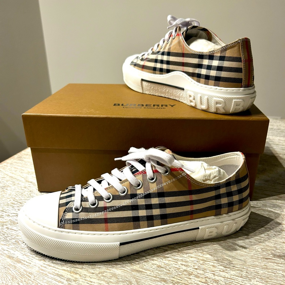 New Version Burberry Low Top size 44 good condition